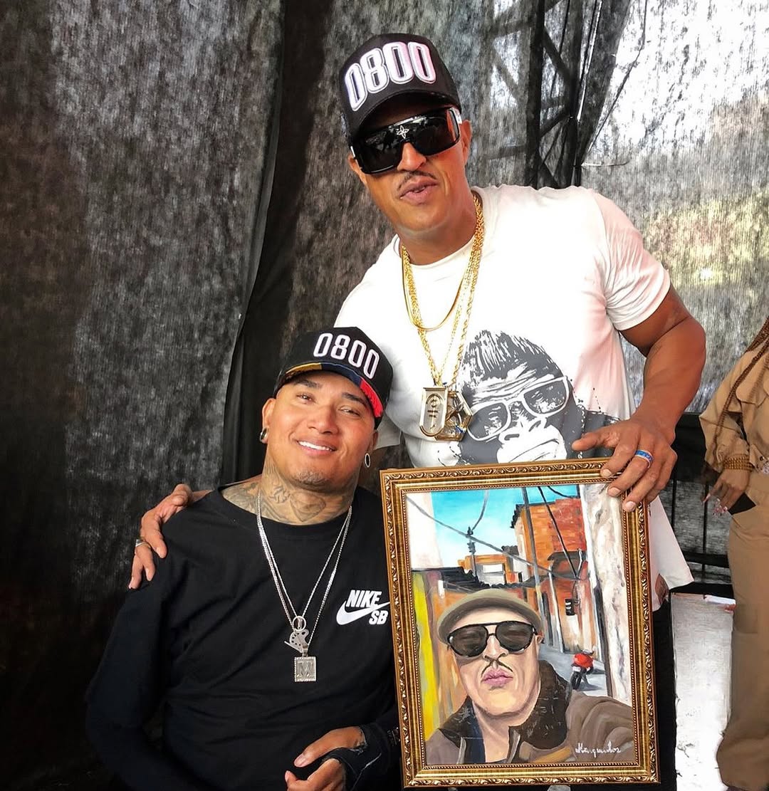 Marquinhos entregando obra ao rapper Mano Brown